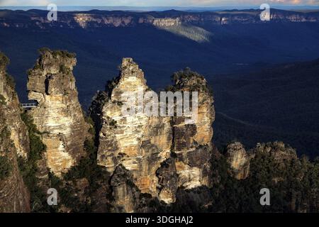 Vue rapprochée des rochers Three Sisters à Echo point, entouré par la nature, Blue Mountains, Nouvelle-Galles du Sud, Australie Banque D'Images