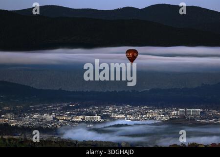 Vue de Canberra depuis le belvédère de Mount Ainslie avec une montgolfière sur fond montagneux, Canberra, territoire de la capitale australienne, Australie Banque D'Images