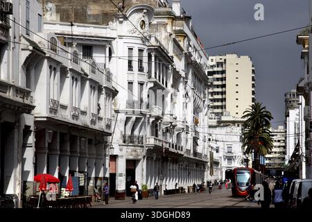 Bâtiments coloniaux le long d'un boulevard sous ciel nuageux, Casablanca, Grand Casablanca, Maroc Banque D'Images