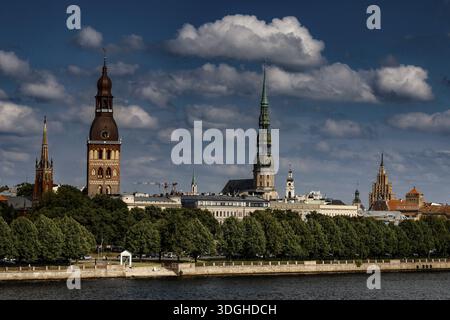 Vue sur l'horizon de Riga avec cathédrale, église Pierre et Duna, Riga, Lettonie Banque D'Images