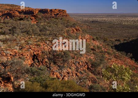 Spectaculaires falaises de grès rouge dans le parc national de Watarrka avec des vues panoramiques sur le désert, Kings Canyon, territoire du Nord, Australie Banque D'Images