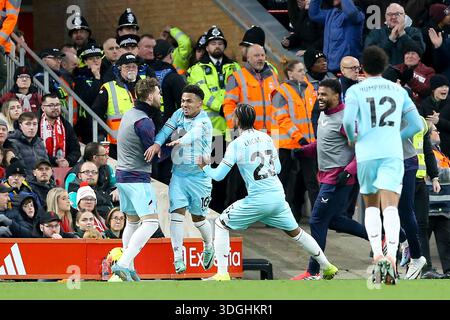 Liverpool, Royaume-Uni. 17 janvier 2026. Marcus Edwards de Burnley (10 ans) célèbre avec ses coéquipiers après avoir marqué le 1er but de ses équipes. Premier League match, Liverpool v Burnley à Anfield à Liverpool le samedi 17 janvier 2026. Cette image ne peut être utilisée qu'à des fins éditoriales. Usage éditorial exclusif. photo par Chris Stading/Andrew Orchard photographie sportive/Alamy Live News crédit : Andrew Orchard photographie sportive/Alamy Live News Banque D'Images