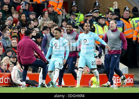 Liverpool, Royaume-Uni. 17 janvier 2026. Marcus Edwards de Burnley (10 ans) célèbre avec ses coéquipiers après avoir marqué le 1er but de ses équipes. Premier League match, Liverpool v Burnley à Anfield à Liverpool le samedi 17 janvier 2026. Cette image ne peut être utilisée qu'à des fins éditoriales. Usage éditorial exclusif. photo par Chris Stading/Andrew Orchard photographie sportive/Alamy Live News crédit : Andrew Orchard photographie sportive/Alamy Live News Banque D'Images