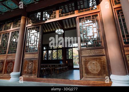Entrée architecturale chinoise traditionnelle avec des fenêtres en treillis en bois complexes et des colonnes - le lac de l'Ouest à Huizhou, province du Guangdong, Chine, est une attraction touristique avec une architecture ancienne Banque D'Images