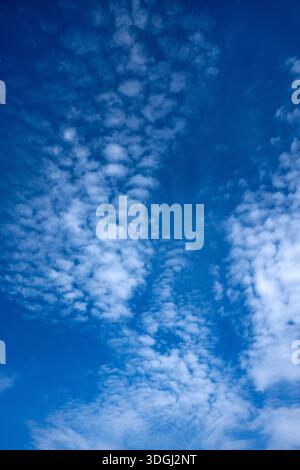 Nuages dans le ciel Banque D'Images