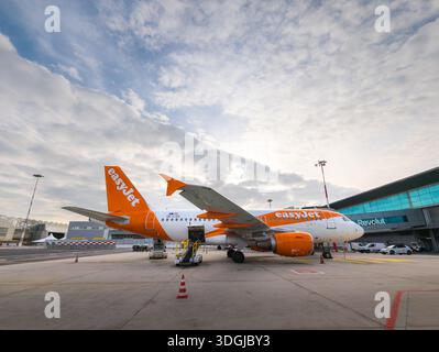 Avions easyJet stationnés à l'aéroport de Rome-Fiumicino (FCO), Italie. EasyJet est une compagnie aérienne britannique low-cost et un groupe multinational de vacances à forfait Banque D'Images