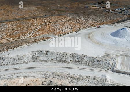 Vue aérienne du site de mine de sel avec véhicule rouge dans le Nevada Banque D'Images