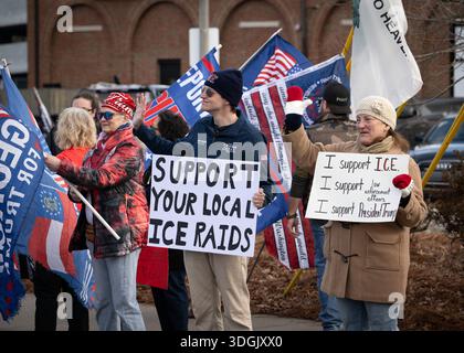Woodstock, Géorgie, États-Unis. 17 janvier 2026. Les partisans du président Trump et des opérations ICE se rassemblent dans une rue du centre-ville dans un quartier fortement républicain. (Crédit image : © Robin Rayne/ZUMA Press Wire) USAGE ÉDITORIAL SEULEMENT ! Non destiné à UN USAGE commercial ! Banque D'Images