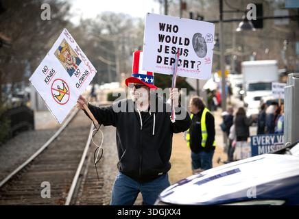 Woodstock, Géorgie, États-Unis. 17 janvier 2026. Un manifestant anti-GLACE se tient près d'une intersection dans une ville fortement républicaine lors d'un rassemblement hebdomadaire d'électeurs anti-MAGA. (Crédit image : © Robin Rayne/ZUMA Press Wire) USAGE ÉDITORIAL SEULEMENT ! Non destiné à UN USAGE commercial ! Banque D'Images