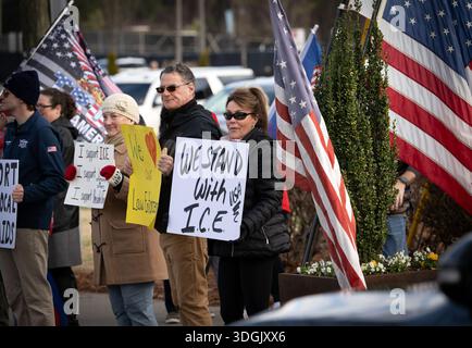 Woodstock, Géorgie, États-Unis. 17 janvier 2026. Les partisans du président Trump et des opérations ICE se rassemblent dans une rue du centre-ville dans un quartier fortement républicain. (Crédit image : © Robin Rayne/ZUMA Press Wire) USAGE ÉDITORIAL SEULEMENT ! Non destiné à UN USAGE commercial ! Banque D'Images