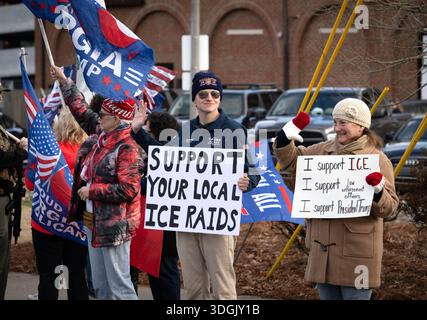 Woodstock, Géorgie, États-Unis. 17 janvier 2026. Les partisans du président Trump et des opérations ICE se rassemblent dans une rue du centre-ville dans un quartier fortement républicain. (Crédit image : © Robin Rayne/ZUMA Press Wire) USAGE ÉDITORIAL SEULEMENT ! Non destiné à UN USAGE commercial ! Banque D'Images