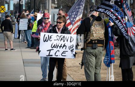 Woodstock, Géorgie, États-Unis. 17 janvier 2026. Les partisans du président Trump et des opérations ICE se rassemblent dans une rue du centre-ville dans un quartier fortement républicain. (Crédit image : © Robin Rayne/ZUMA Press Wire) USAGE ÉDITORIAL SEULEMENT ! Non destiné à UN USAGE commercial ! Banque D'Images