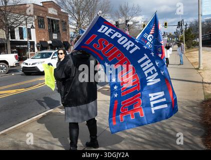 Woodstock, Géorgie, États-Unis. 17 janvier 2026. Les partisans du président Trump et des opérations ICE se rassemblent dans une rue du centre-ville dans un quartier fortement républicain. (Crédit image : © Robin Rayne/ZUMA Press Wire) USAGE ÉDITORIAL SEULEMENT ! Non destiné à UN USAGE commercial ! Banque D'Images