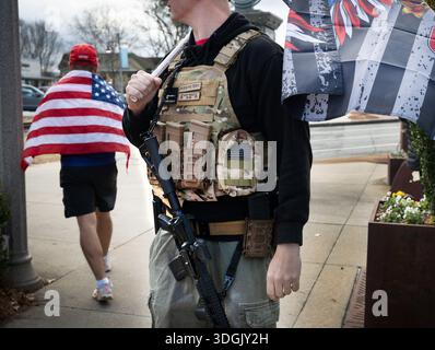 Woodstock, Géorgie, États-Unis. 17 janvier 2026. Un partisan du président Trump, des missions ICE et du second Amendement est armé d’une arme AR-15 et de pinces de balle alors qu’il rejoint un groupe de républicains rassemblés dans une rue du centre-ville en tant que contre-protestation contre les résidents anti-ICE à proximité. (Crédit image : © Robin Rayne/ZUMA Press Wire) USAGE ÉDITORIAL SEULEMENT ! Non destiné à UN USAGE commercial ! Banque D'Images