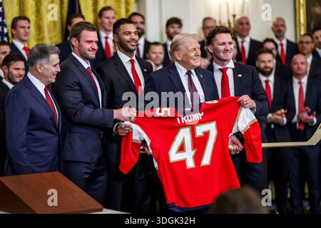 Washington, États-Unis d'Amérique. 15 janvier 2026. Le président américain Donald Trump, au centre, tient un maillot d'équipe personnalisé alors qu'il pose avec les membres des champions de la Coupe Stanley 2025 Florida Panthers, à la salle est de la Maison Blanche, le 15 janvier 2026, à Washington, DC crédit : Daniel Torok/White House photo/Alamy Live News Banque D'Images
