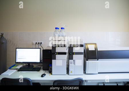 Le système moderne de spectrométrie de masse à chromatographie liquide haute performance se tient sur la table dans le laboratoire analytique prêt pour la résolution chimique complexe Banque D'Images