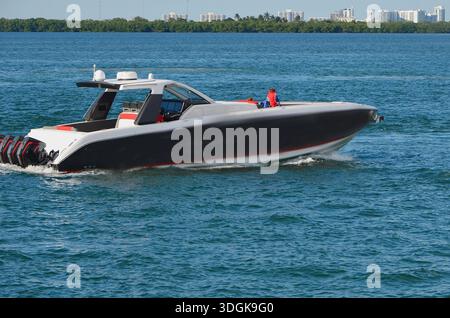 Bateau à moteur haut de gamme noir et blanc Banque D'Images