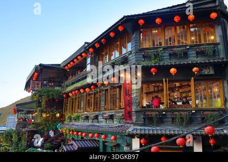 Lanternes rouges à Amei Tea House avec architecture japonaise près de Jiufen Old Street à Jiufen, Taiwan, ROC. Banque D'Images