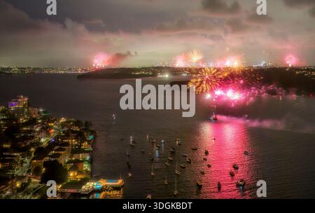 Feux d'artifice NYE 2026 à Manly Cove vue panoramique sur le paysage urbain - célèbre feu d'artifice du nouvel an de Sydney. Banque D'Images