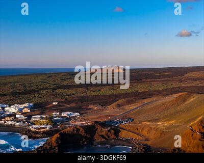 Falaises volcaniques et champs de lave près de El Golfo et Charco Verde, Lanzarote Banque D'Images