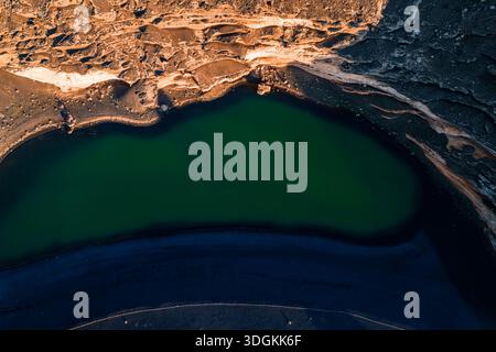 Vue aérienne du lagon vert El Golfo et des falaises volcaniques, Lanzarote Banque D'Images