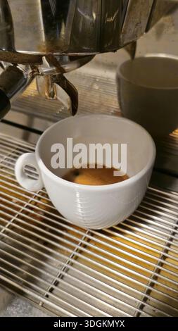 Espresso fraîchement préparé dans une tasse à café blanche Banque D'Images