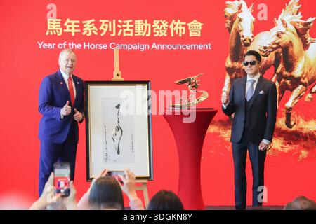 Winfried Engelbrecht-Bresges (à gauche), président-directeur général du Hong Kong Jockey Club et Aaron Kwok Fu-shing (à droite), chanteur, danseur et acteur de Hong Kong, posant pour une photo le 16 janvier 2026 à Hong Kong. (Photo de Gordon Choi/TMHK via Nexpher images) Banque D'Images