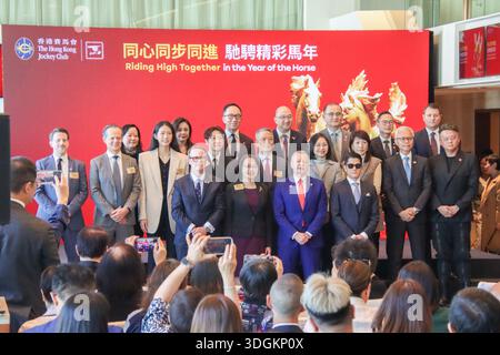 Winfried Engelbrecht-Bresges (première rangée, deuxième à droite), directrice générale du Hong Kong Jockey Club, Aaron Kwok Fu-shing (première rangée, première à droite), chanteuse, danseuse et actrice de Hong Kong, Angelina Cheung Fung Wing Ping (première rangée, deuxième à gauche), commissaire au tourisme et Vivian Kong Man-Wai (deuxième rangée, troisième à gauche), membre du Conseil législatif et autres invités officiels posant pour une photo le 16 janvier 2026 à Hong Kong. (Photo de Gordon Choi/TMHK via Nexpher images) Banque D'Images