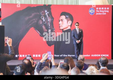Aaron Kwok Fu-shing (arrière), chanteur, danseur et acteur de Hong Kong, a été nommé « ambassadeur de l’année du cheval du Hong Kong Jockey Club » le 16 janvier 2026 à Hong Kong. (Photo de Gordon Choi/TMHK via Nexpher images) Banque D'Images