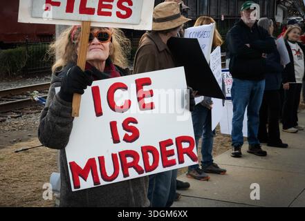 Woodstock, Géorgie, États-Unis. 17 janvier 2026. Un manifestant anti-GLACE se tient près d'une intersection dans une ville fortement républicaine lors d'un rassemblement hebdomadaire d'électeurs anti-MAGA. (Crédit image : © Robin Rayne/ZUMA Press Wire) USAGE ÉDITORIAL SEULEMENT ! Non destiné à UN USAGE commercial ! Banque D'Images