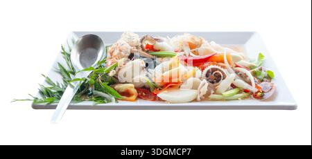 Les nouilles en verre de fruits de mer ou la salade de vermicelles dans une assiette blanche est isolée avec un chemin de coupe. Banque D'Images