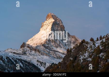 Matterhorn pic doré lever de soleil alpenglow vue rapprochée en automne. Zermatt, canton du Valais, Suisse. Banque D'Images