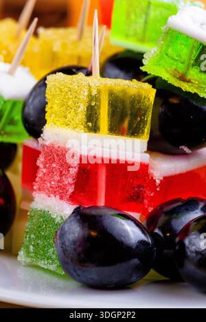 Hérisson de fruits, raisins rouges et poire juteuse, façon créative de — free download