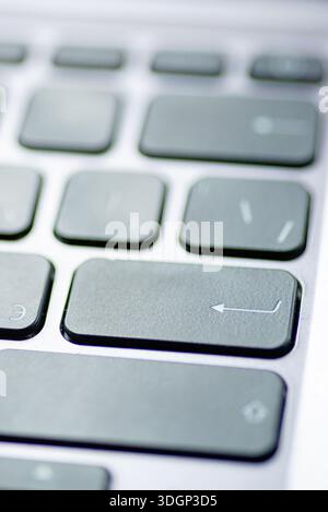Vue macro du clavier moderne d'ordinateur portable, de la technologie et de l'arrière-plan de l'espace de travail de bureau. Banque D'Images