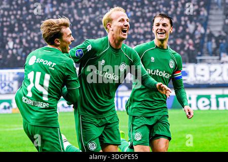 Thijmen Blokzijl du FC Groningen célèbre avec Jorg Schreuders du FC Groningen et Stije Resink du FC Groningen après avoir marqué le deuxième but de son équipe lors du match néerlandais Eredivisie entre SC Heerenveen et FC Groningen au stade Abe Lenstra le 18 janvier 2026 à Heerenveen, pays-Bas. (Crédit : Henk Jan Dijks/MTB-photo/Alamy Live News) Banque D'Images