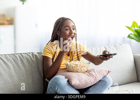 Une femme afro-américaine excitée qui se renait par les canaux Banque D'Images