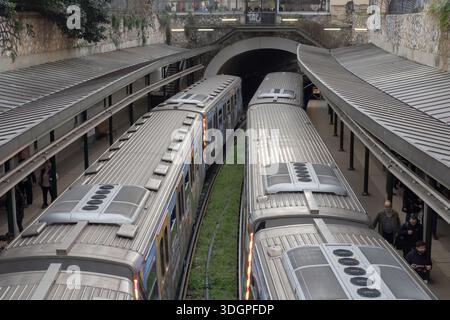 Station de métro souterraine à Athènes montrant les voies ferrées, l'entrée du tunnel et les passagers sur le quai. Banque D'Images