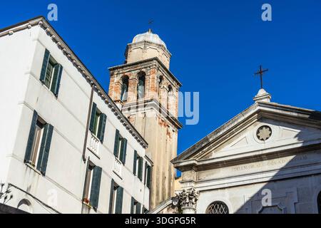 Venise, Italie - 10.11.2024 : Eglise San Simeone Profeta avec clocher et façade classique à Venise Banque D'Images