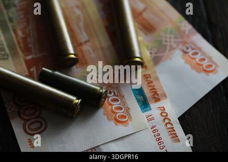 Les balles gisent sur le dessus de l'argent Banque D'Images