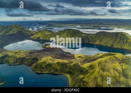 Une vue aérienne de l'idyllique lac Langisjor dans les Highlands de l'Islande avec ses eaux bleu foncé et ses montagnes volcaniques couvertes de mousse verte Banque D'Images