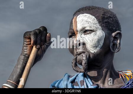 Suri (Surma) femme avec de la peinture corporelle traditionnelle dans la vallée de l'Omo, Ethiopie Banque D'Images