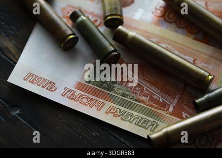 Les balles gisent sur le dessus de l'argent Banque D'Images