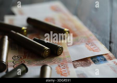 Les balles gisent sur le dessus de l'argent Banque D'Images