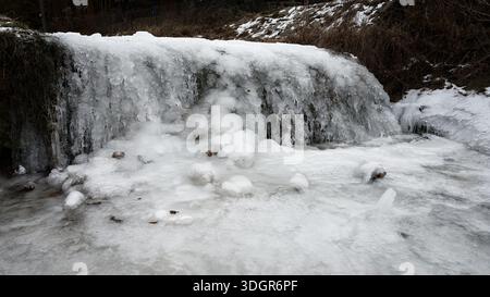 Un ruisseau gelé. Arrière-plan de saison d'hiver dans la nature. Banque D'Images