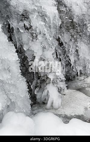 Un ruisseau gelé. Arrière-plan de saison d'hiver dans la nature. Banque D'Images