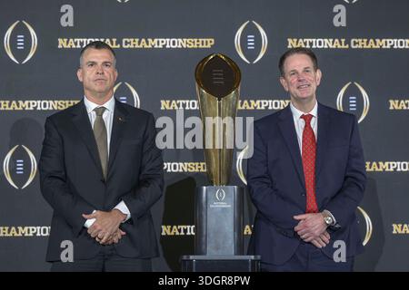 Miami, FL États-Unis : Mario Cristobal, entraîneur-chef des Hurricanes de l'Université de Miami, et Kurt Cignetti, entraîneur-chef des Hoosiers de l'Université de l'Indiana, posent avec le trophée lors de la conférence de presse des entraîneurs du Championnat national CFP, le dimanche 18 janvier 2026 au JW Marriott Marquis. (Kim Hukari/image du sport) Banque D'Images