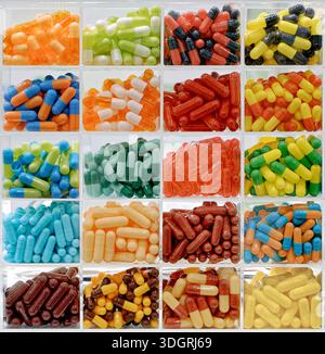 Capsules vides colorées assorties pour les médicaments, gros plan, fond abstrait Banque D'Images