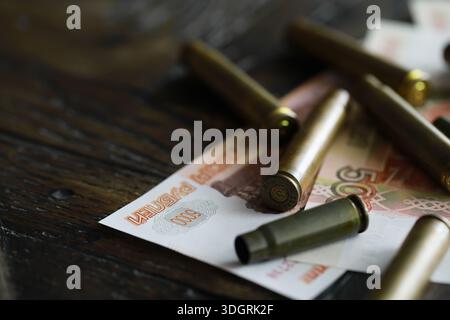 Les balles gisent sur le dessus de l'argent Banque D'Images