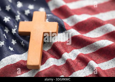 Croix en bois sur drapeau américain ondulé Banque D'Images
