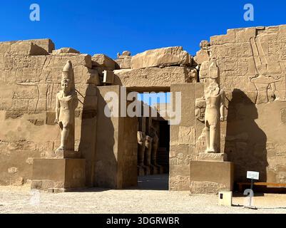 Temple de Ramsès III, entrée principale, complexe du temple de Karnak près de Louxor, période du nouvel Empire, Égypte. Banque D'Images